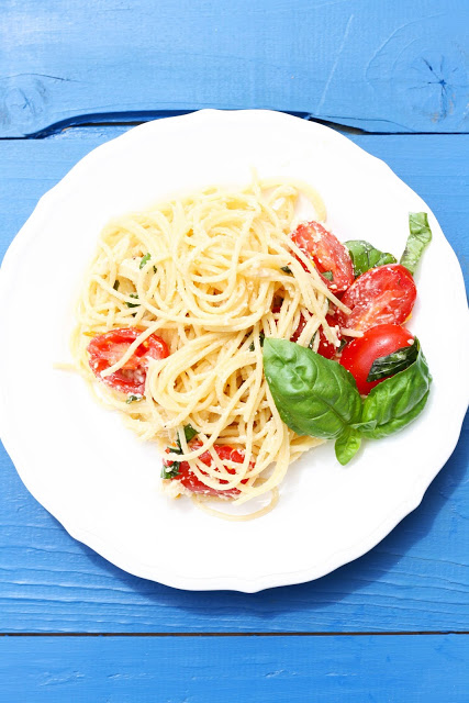 Spaghetti Caprese mit Nuss- Käse, Das vegane Familienkochbuch