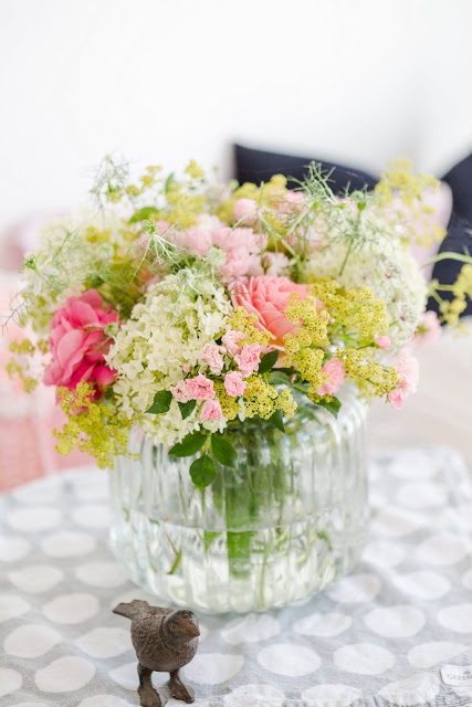 Von Blumensträußen und Regaldeko,Friday Flowerday mit Rosen, Frauenmantel, Sterndolden und Hortensien, Pomponetti