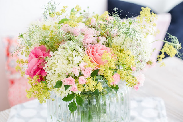 Von Blumensträußen und Regaldeko,Friday Flowerday mit Rosen, Frauenmantel, Sterndolden und Hortensien, Pomponetti