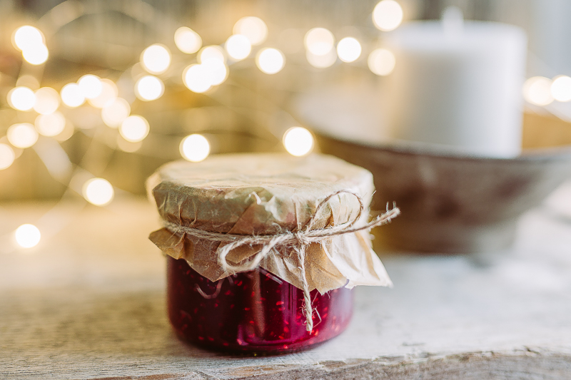 Geschenke aus der Küche oder Weihnachtsmarmelade mit Himbeeren, Cranberries und weißer Schokolade, Pomponetti