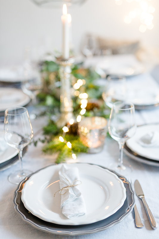 Der festlich gedeckte Weihnachtstisch an Heiligabend, Pomponetti, Tischdekoration
