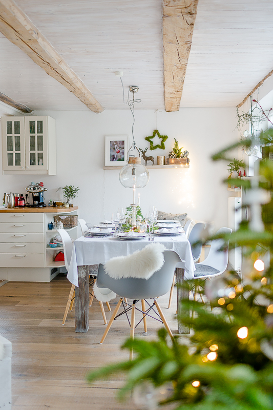 Der festlich gedeckte Weihnachtstisch an Heiligabend, Pomponetti, Tischdekoration