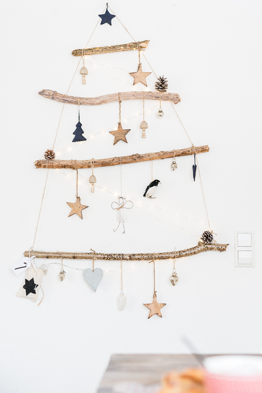 Weihnachtsdekoration mit Weihnachtsbaum zum Hängen aus Ästen, DIY Idee für Weihnachten, Pomponetti