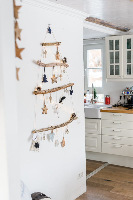 Weihnachtsdekoration mit Weihnachtsbaum zum Hängen aus Ästen, DIY Idee für Weihnachten, Pomponetti