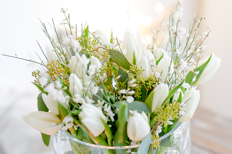 Weiße Tulpen mit Ginster und Eukalyptus zum Wochenende, Pomponetti, Friday Flowerday
