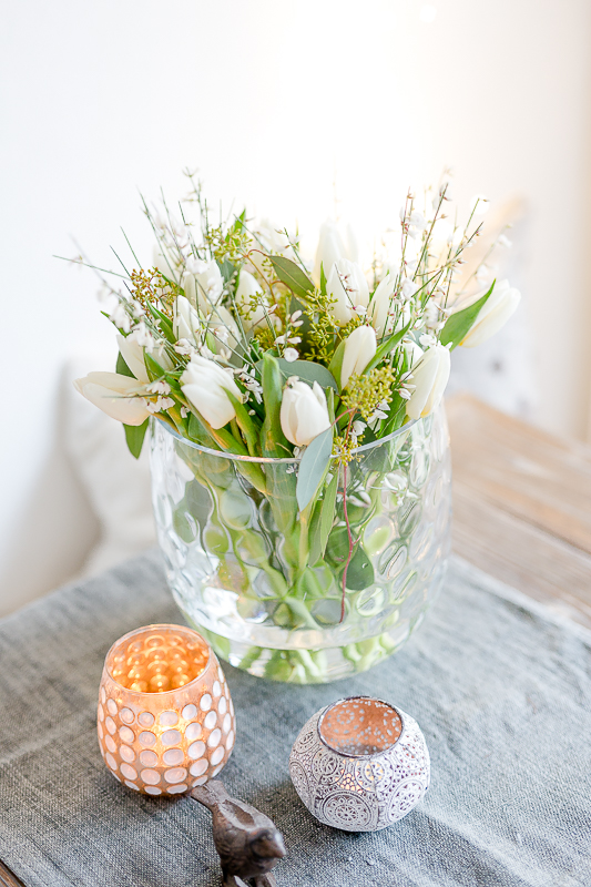 Weiße Tulpen mit Ginster und Eukalyptus zum Wochenende, Pomponetti, Friday Flowerday