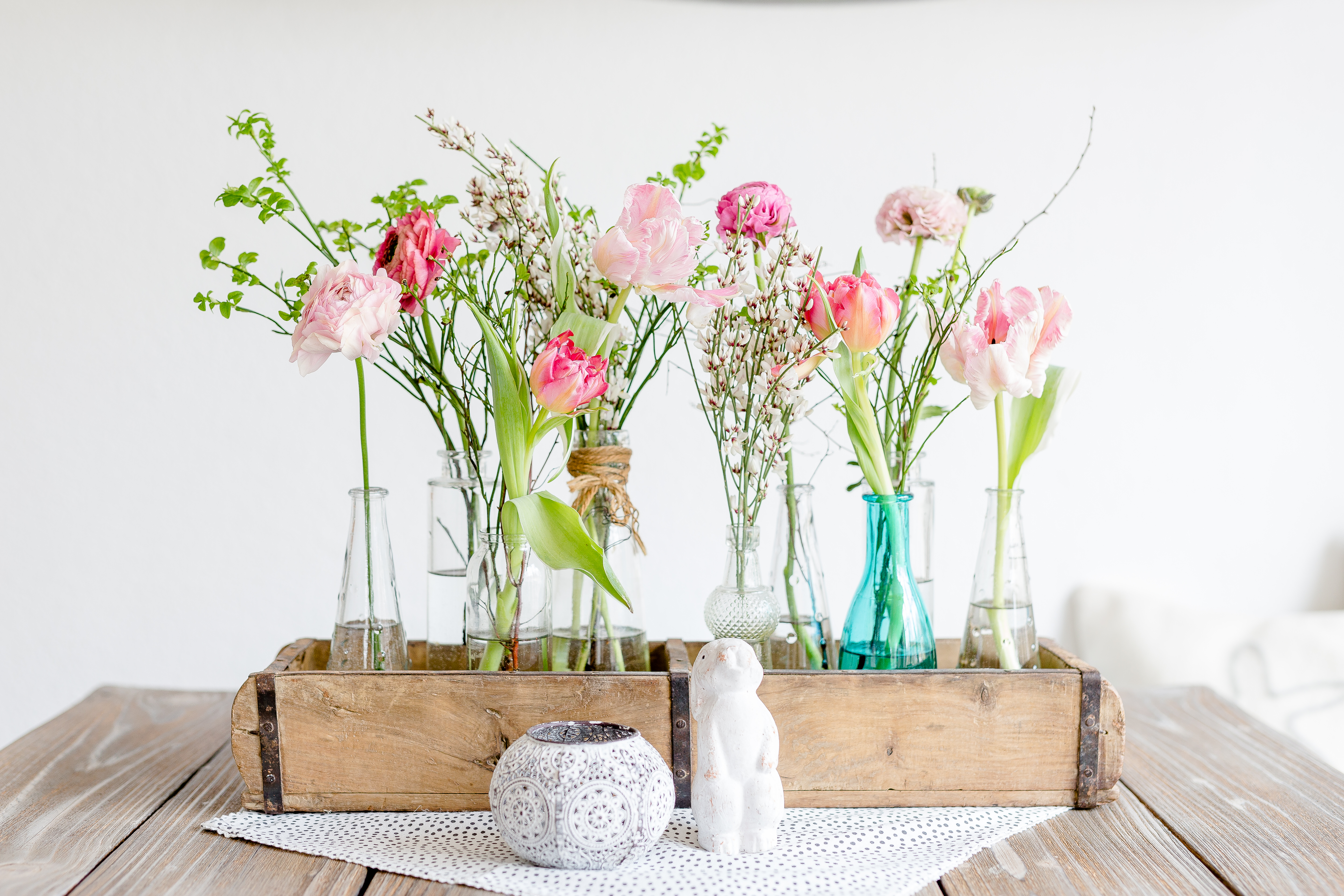 Blumen für den Geburtstagstisch, Frühling für die Tischdekoration, Pomponetti