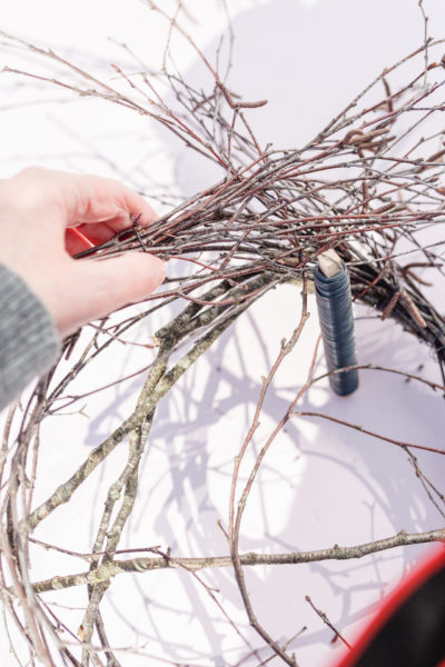 Frühlingsanfang mit großem Nest aus Birkenreisig • Pomponetti