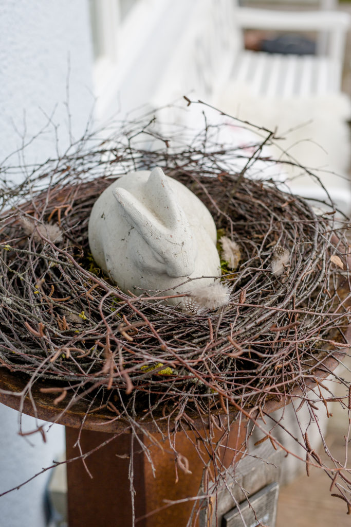Frühlingsanfang mit Nest aus Birkenreisig, Osterdekoration, DIY zu Ostern, Pomponetti