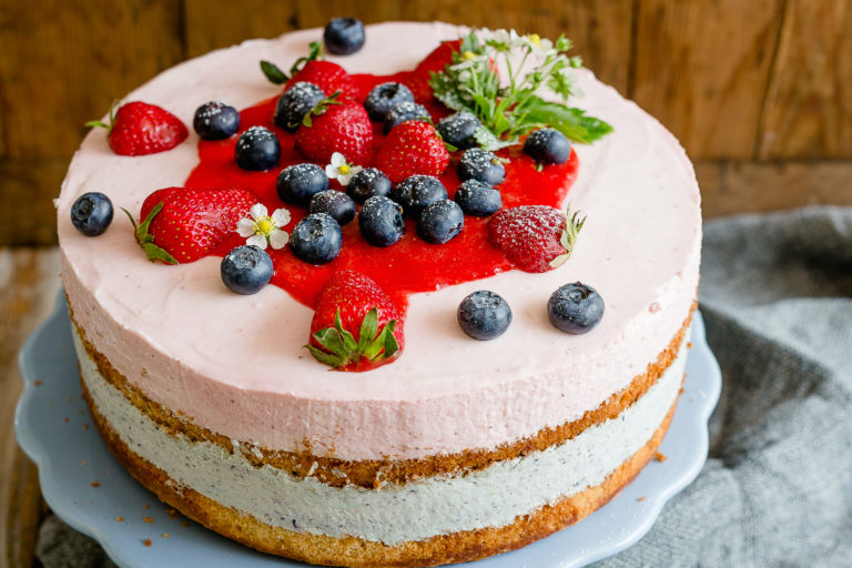 Naked Cake Mit Frischkäsecreme Und Beeren • Pomponetti 