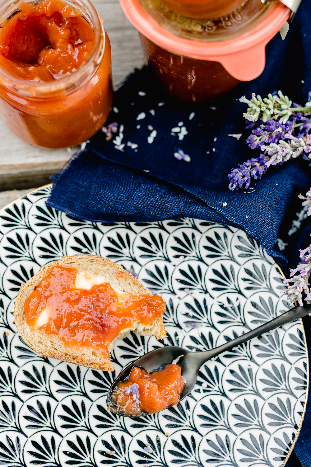 Leckere Sommermarmelade aus Mango, Himbeer und Kokos • Pomponetti