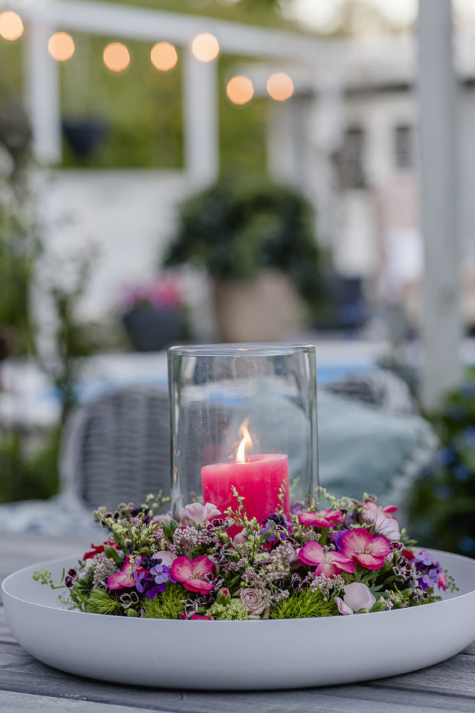 Wreath of flowers as a lantern, pomponetti