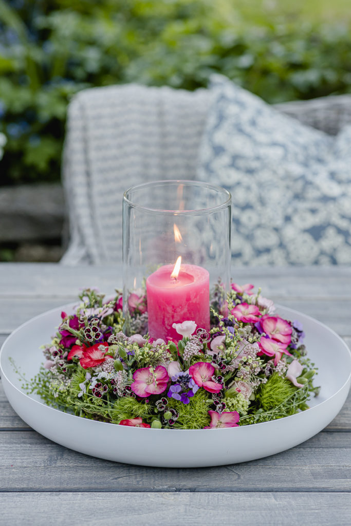 Wreath of flowers as a lantern, pomponetti